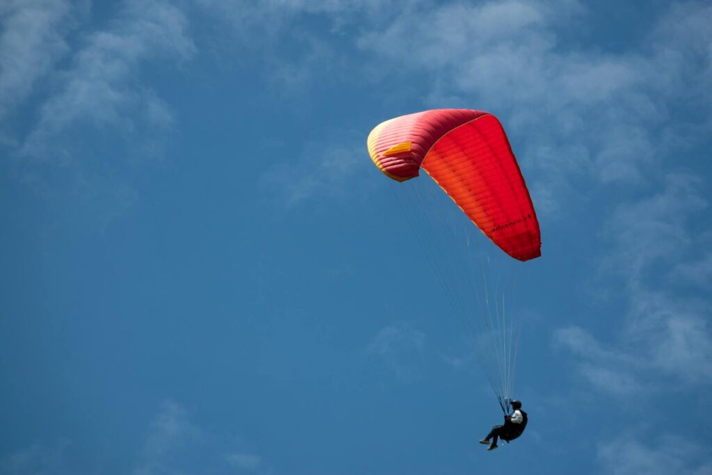 Hang Gliding vs. Paragliding: Which One Should You Choose?